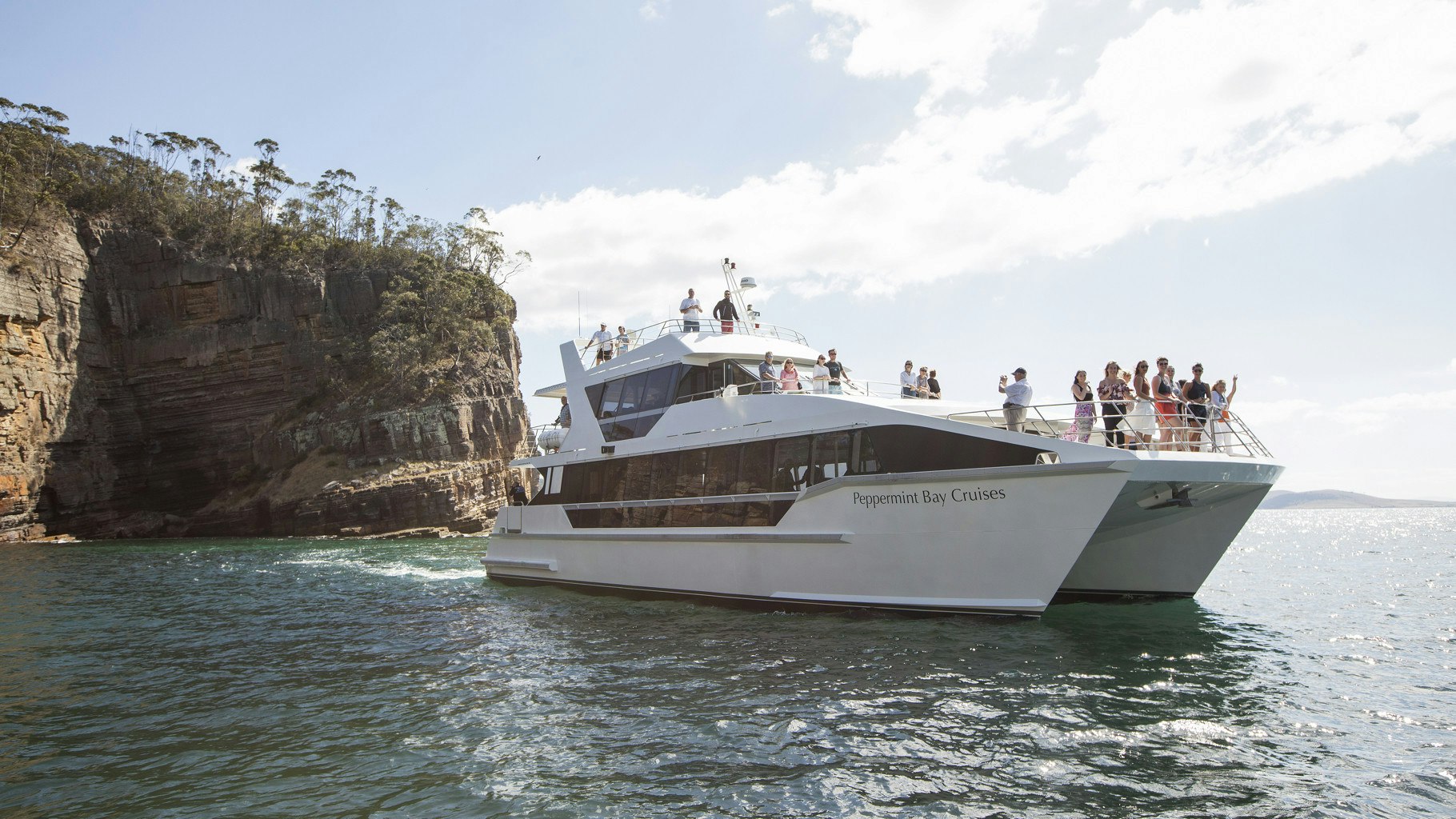 Wedding guests arriving by charter boat to Peppermint Bay.
